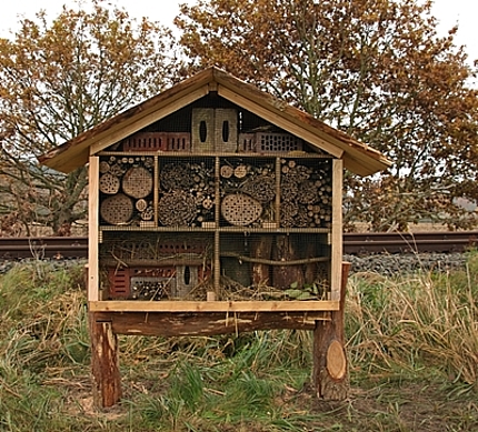 Bestücktes Insektenhotel